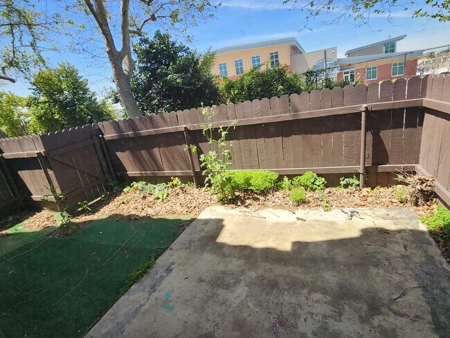 Building Photo - 9362 Shadowood Dr