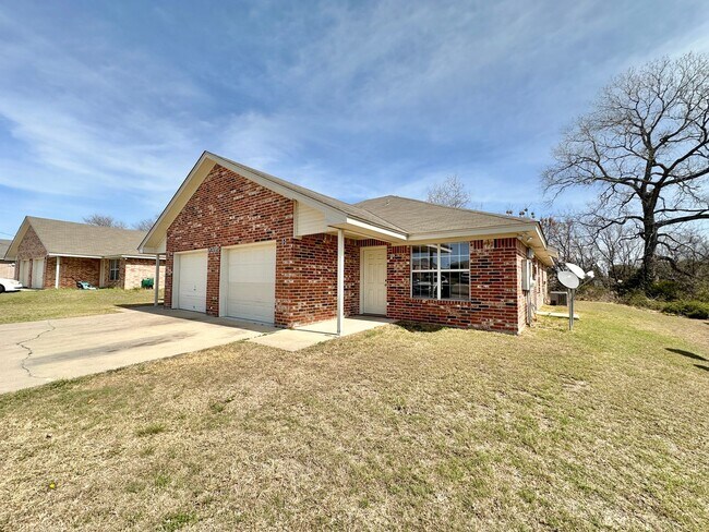 Building Photo - 2205 Indian Trail