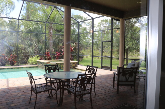 Building Photo - ~3 bed+Den/3 bath Pool Home in desirable N...