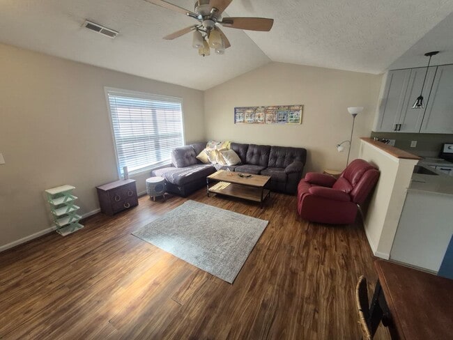 Foto del edificio - 40 Nicole Dr