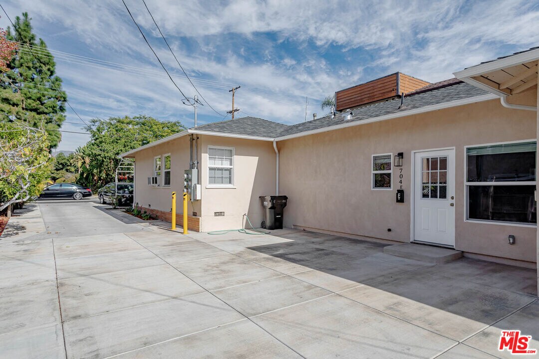 Primary Photo - 704 E Acacia Ave