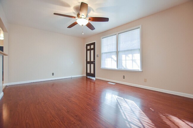 Foto del edificio - Three Bedroom with Fenced Yard!