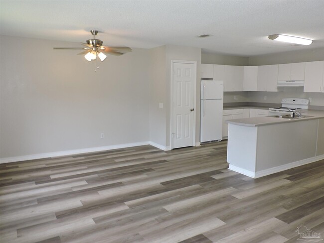 Foto del edificio - 5525 Woodsman Ct