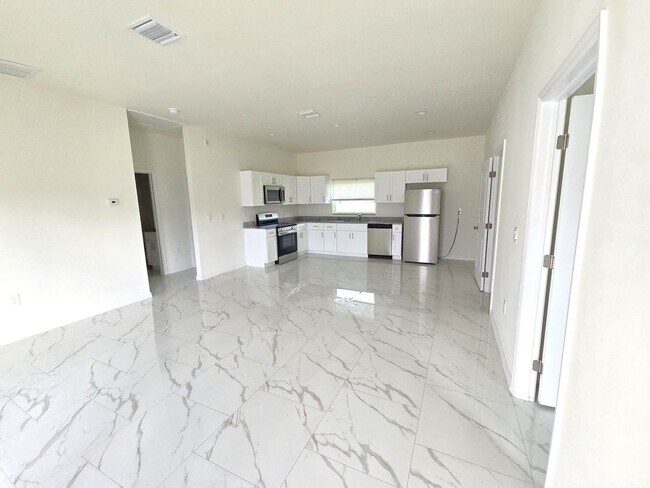 Foto del edificio - Great location in Lehigh Acres-Three Bedroom 2 bath/ Large Back yard!