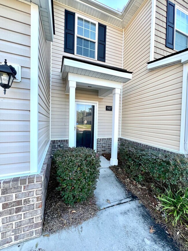 Foto del edificio - Charming Town Home Available Now!!