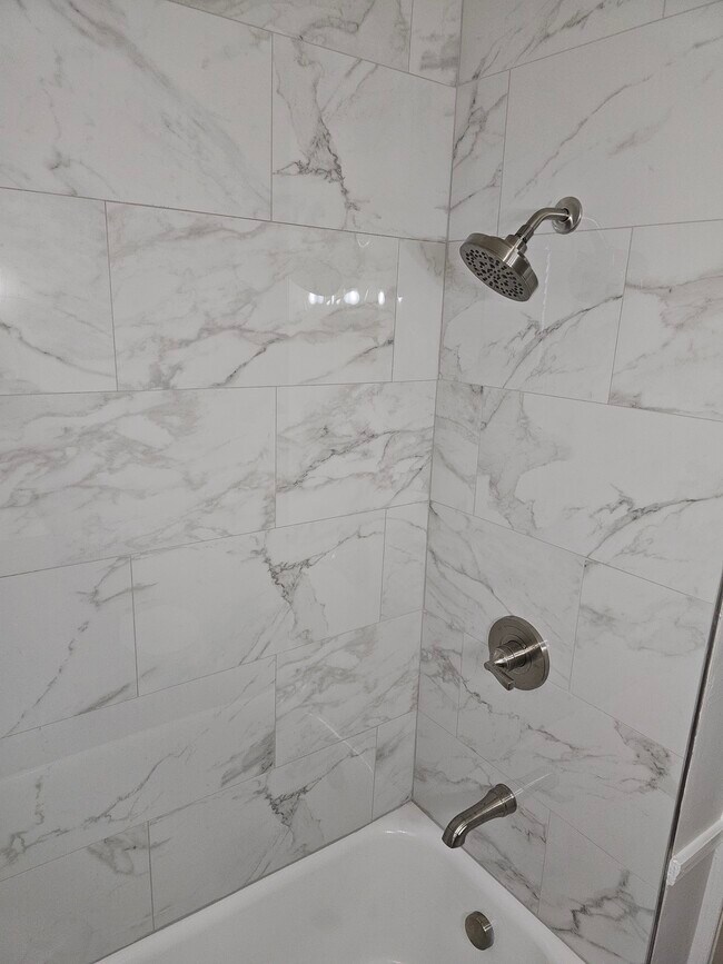 Ducha de mármol - 131 E Park Ave