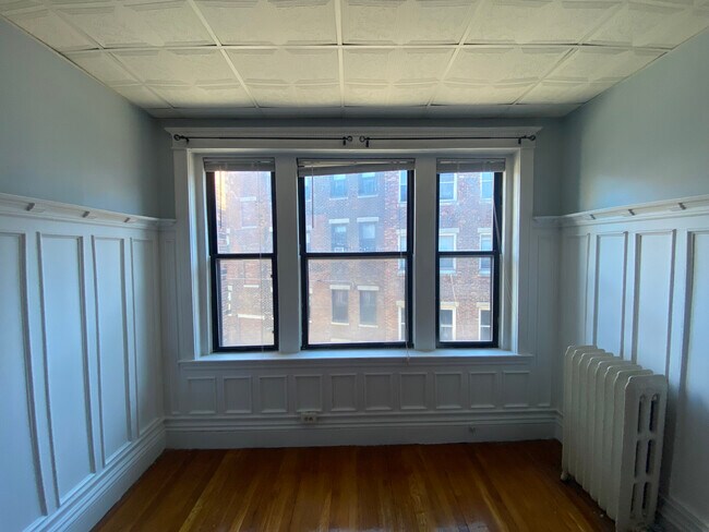 Building Photo - 378 Riverway