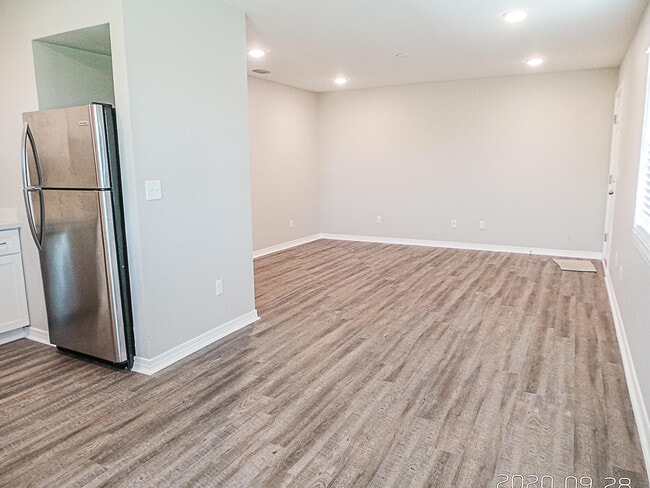 Building Photo - 723 S Berthe Ave