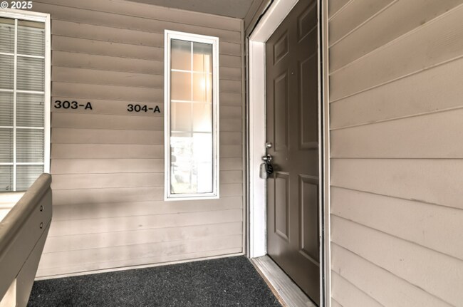 Foto del edificio - Updated Upper-Level Condo with Gas Fireplace, Balcony & Washer/Dryer