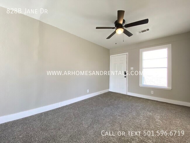 Building Photo - 828B Jane Dr | $925 | 2 beds, 1 full bath