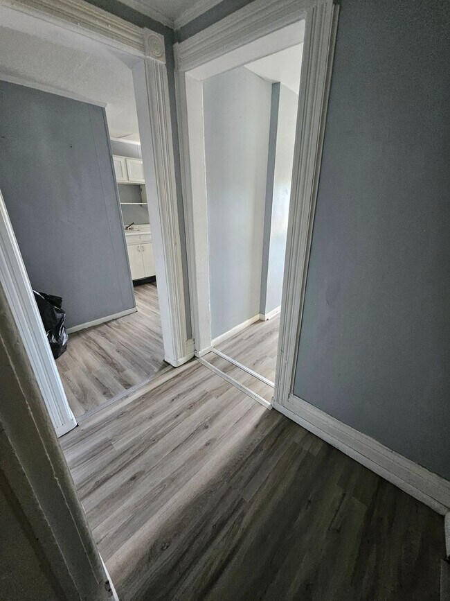 Foto del edificio - Upper 1 bedroom unit gas included