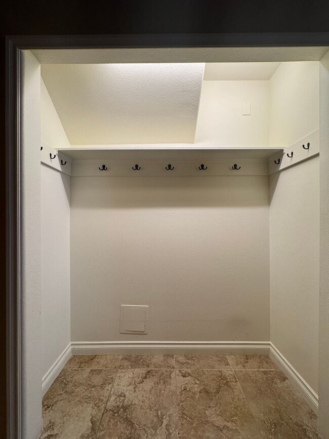 Building Photo - 605 Tamarack St