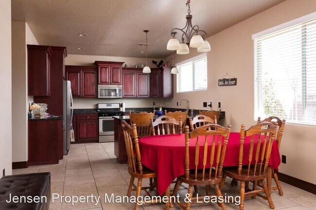 Building Photo - 4 br, 2.5 bath House - 422 North 3450 West