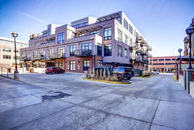 Building Photo - 1360 Walnut St