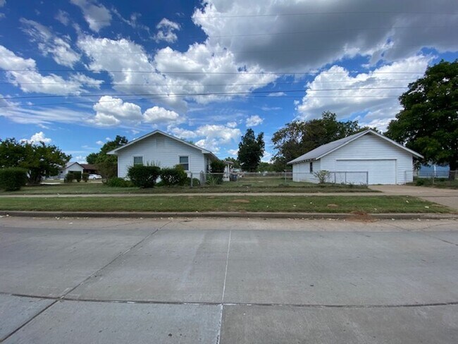 Foto del edificio - 3 Bed, 2 Bath Corner Lot in Tulsa!