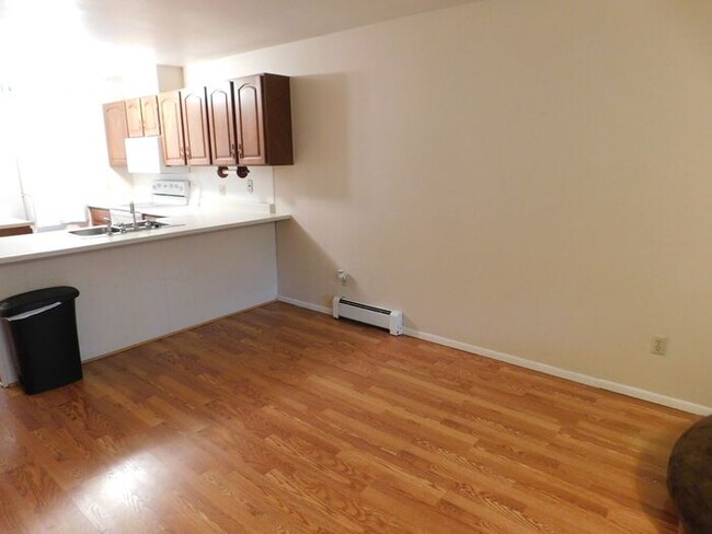Building Photo - 2 Bed 1.5 Bath Townhome!