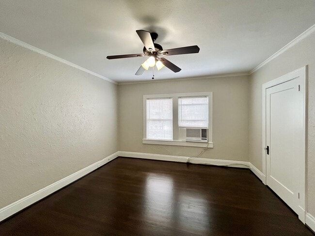 Photo - Adorable Upstairs 1/1 w/ Hardwoods in Small 16 Unit 1920's Complex Apartment