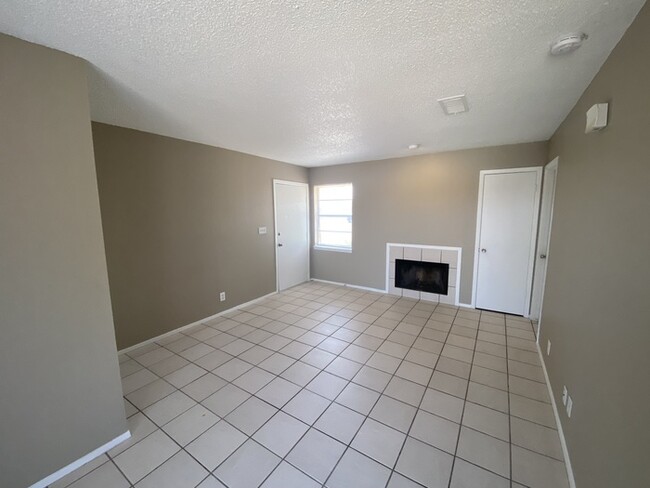 Building Photo - 1 bed 1 bath duplex unit