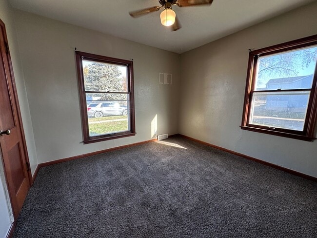 Building Photo - 3 bedroom house $850