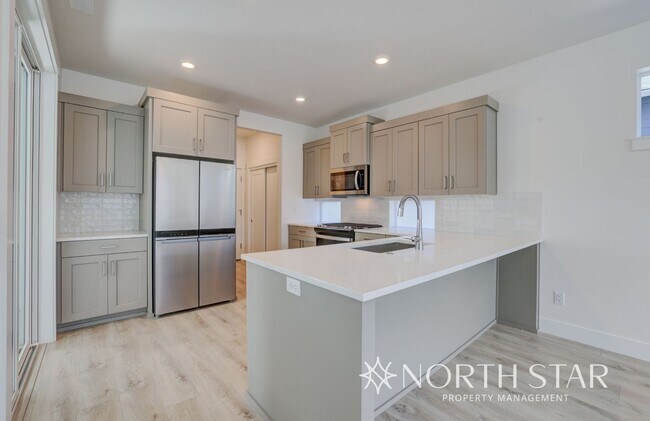 Building Photo - Modern and Spacious 3 bed/2.5 bath in SE Bend