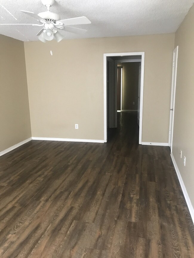 Building Photo - 2BR-1BA duplex