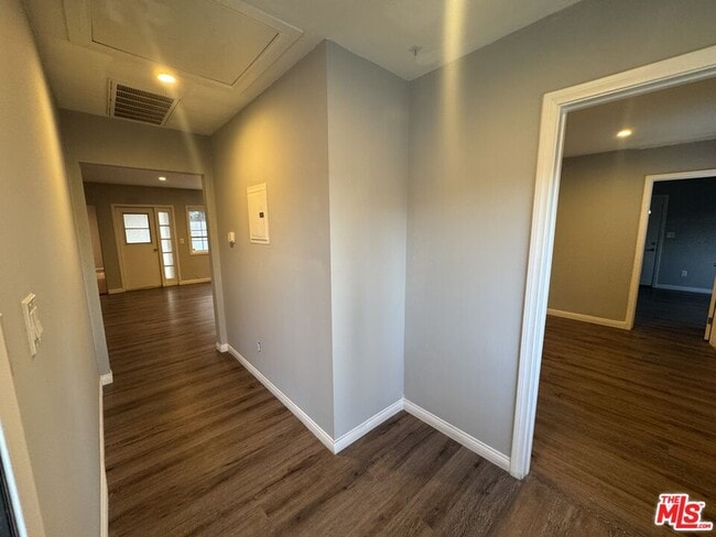 Building Photo - 6303 Vicland Pl