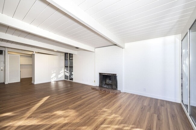 Foto del edificio - Freshly Updated 3 Bed, 2 Bath Eichler w/ Central Heat & AC!