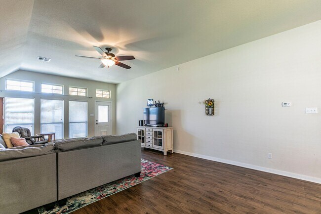 Building Photo - 4 BEDROOM, 3 BATH, BELTON ISD