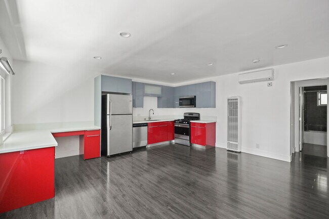 Foto del edificio - 1321 W. 36th Pl.