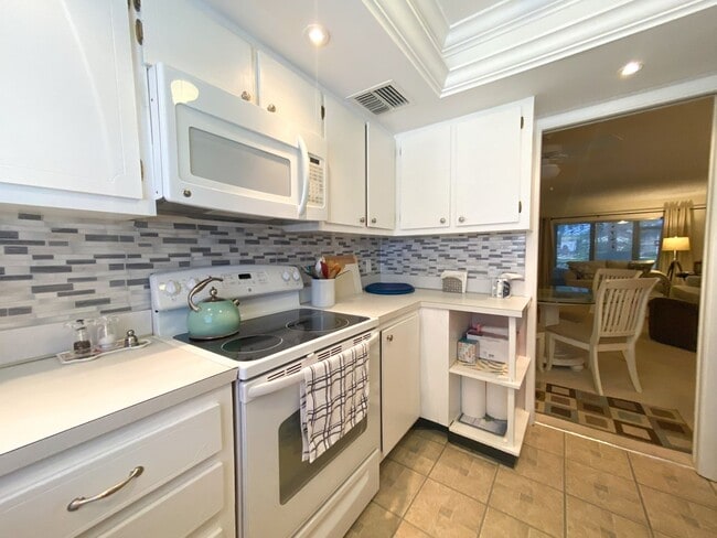 Building Photo - ***OFF SEASON LEASE ONLY***NORTH NAPLES***...