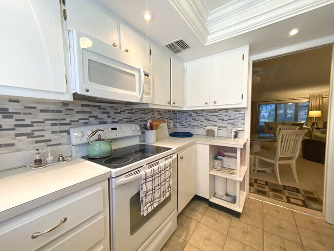 Foto del edificio - ***OFF SEASON LEASE ONLY***NORTH NAPLES***...