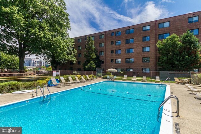 Foto del edificio - 3515 Washington Blvd