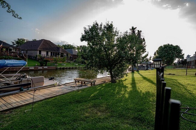 Foto del edificio - 13209 Bluff View Dr