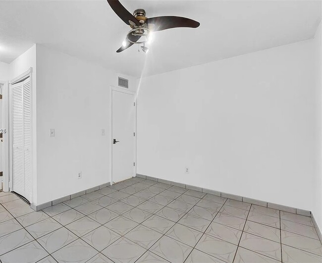 Foto del edificio - 1050 SW 1st St