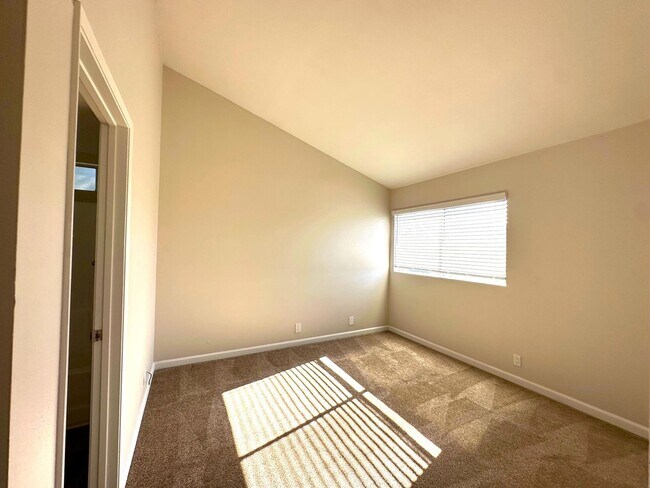 Foto del edificio - ~!!NOW AVAILABLE!! 2BD/2BTH ~ Welcome to C...