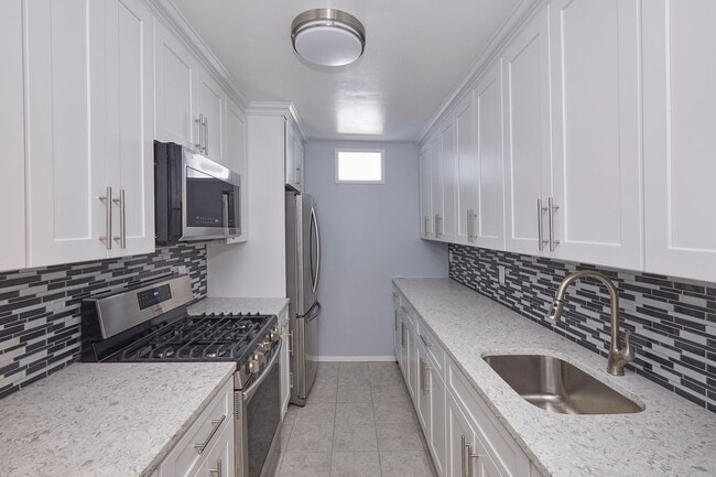 Foto del edificio - King sided bedroom with tons of closets available