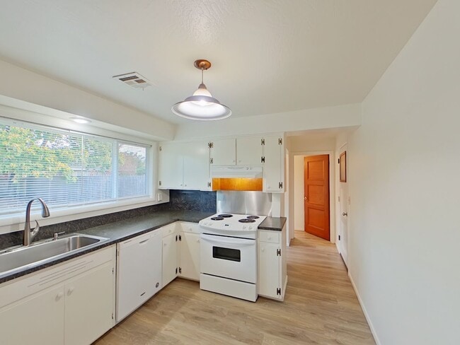 Photo - 3 Bedroom Family Home in the Harlow Street...