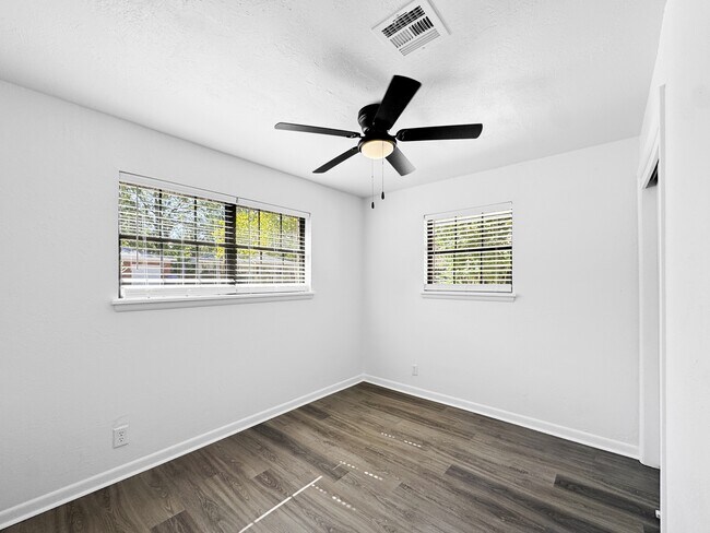 Foto del edificio - 513 Manor Dr