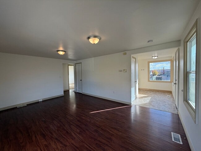 Building Photo - Charming 4 Bed, 2 Bath w/ Garage!