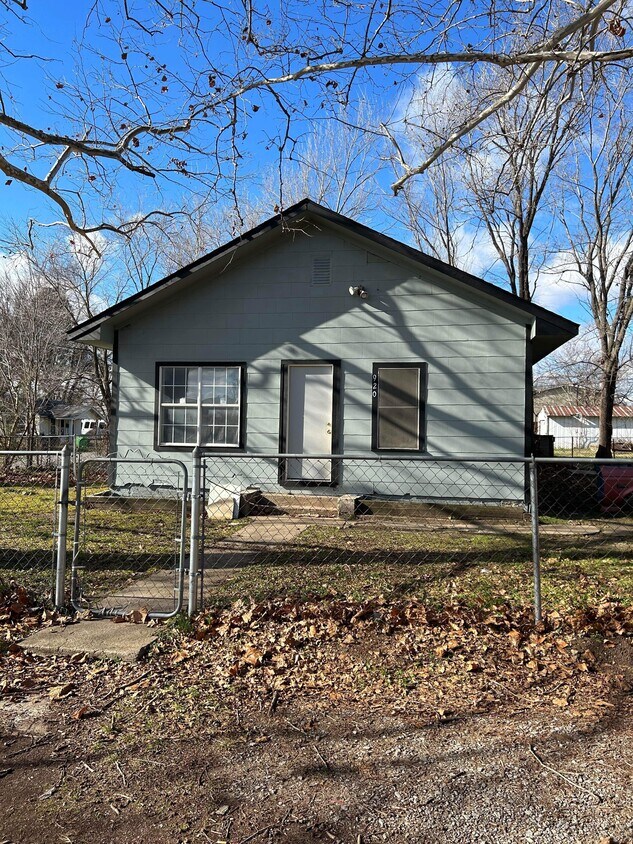 Primary Photo - 920 S Oak St