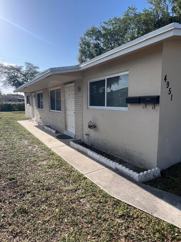 Foto principal - 4951 SW 28th Terrace