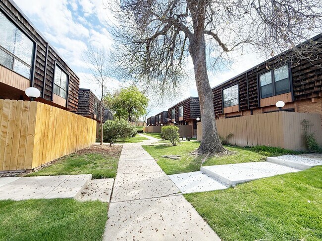 Foto del edificio - Clean & Quiet 3 Bed / 2.5 Bath Town Home with 2 Car Garage in Arvada