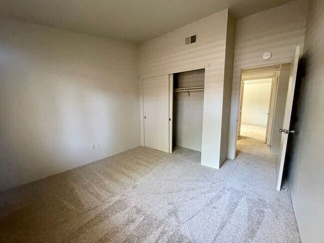 Building Photo - 2 Bedroom, 2 Full Bath! Granite Counters, ...