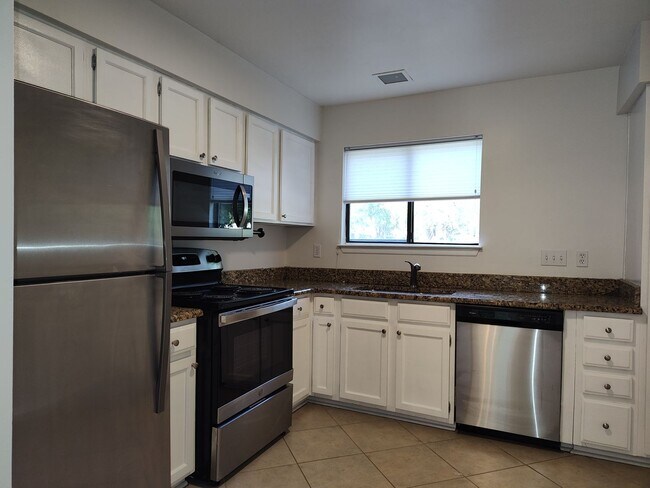 Foto del edificio - Move-In ready condo located in the Heathst...