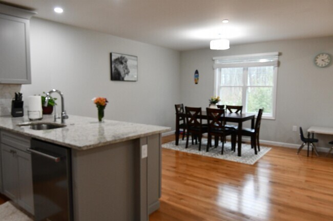 Building Photo - 259 Woodview Way
