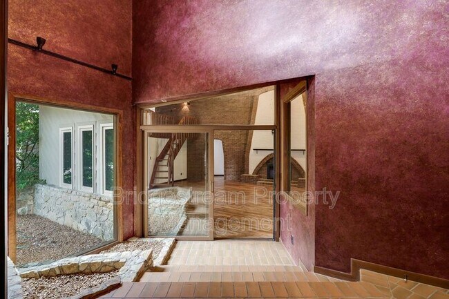 Foto del edificio - 1382 Hickoryview Ct