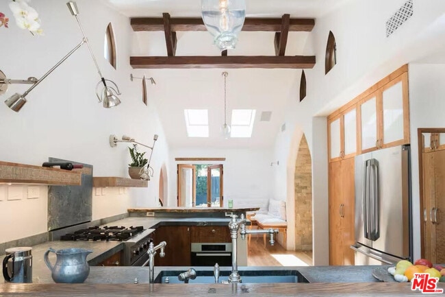 Building Photo - 8978 Wonderland Ave