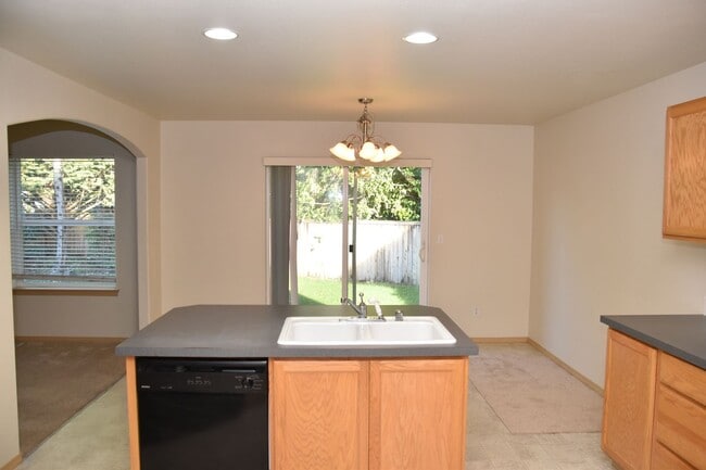 Building Photo - 3 Bedroom 2.5 Bath Spanaway Home on Quiet ...