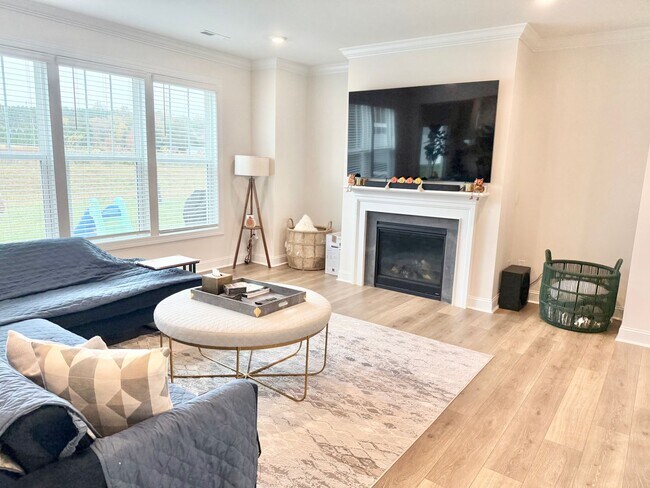 Building Photo - 5 Bedroom in High Point with an Office, La...