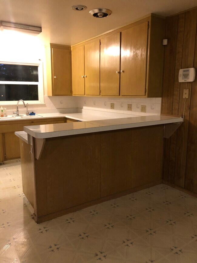 Building Photo - 3 Bedroom 2 Bath House within Walking Dist...